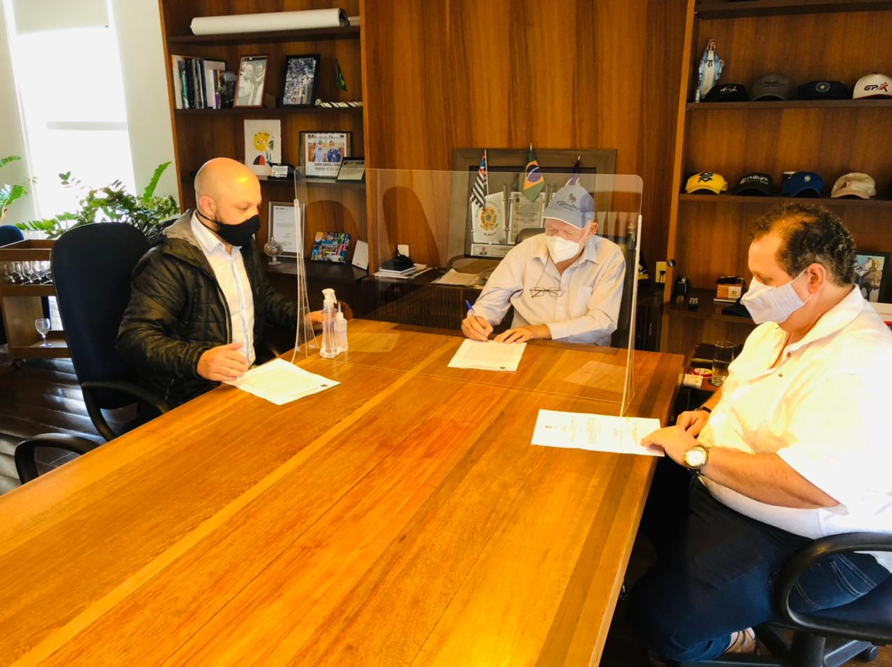 Prefeito Airton Garcia reunido para definição de decreto - Foto: Divulgação/Prefeitura de São Carlos
